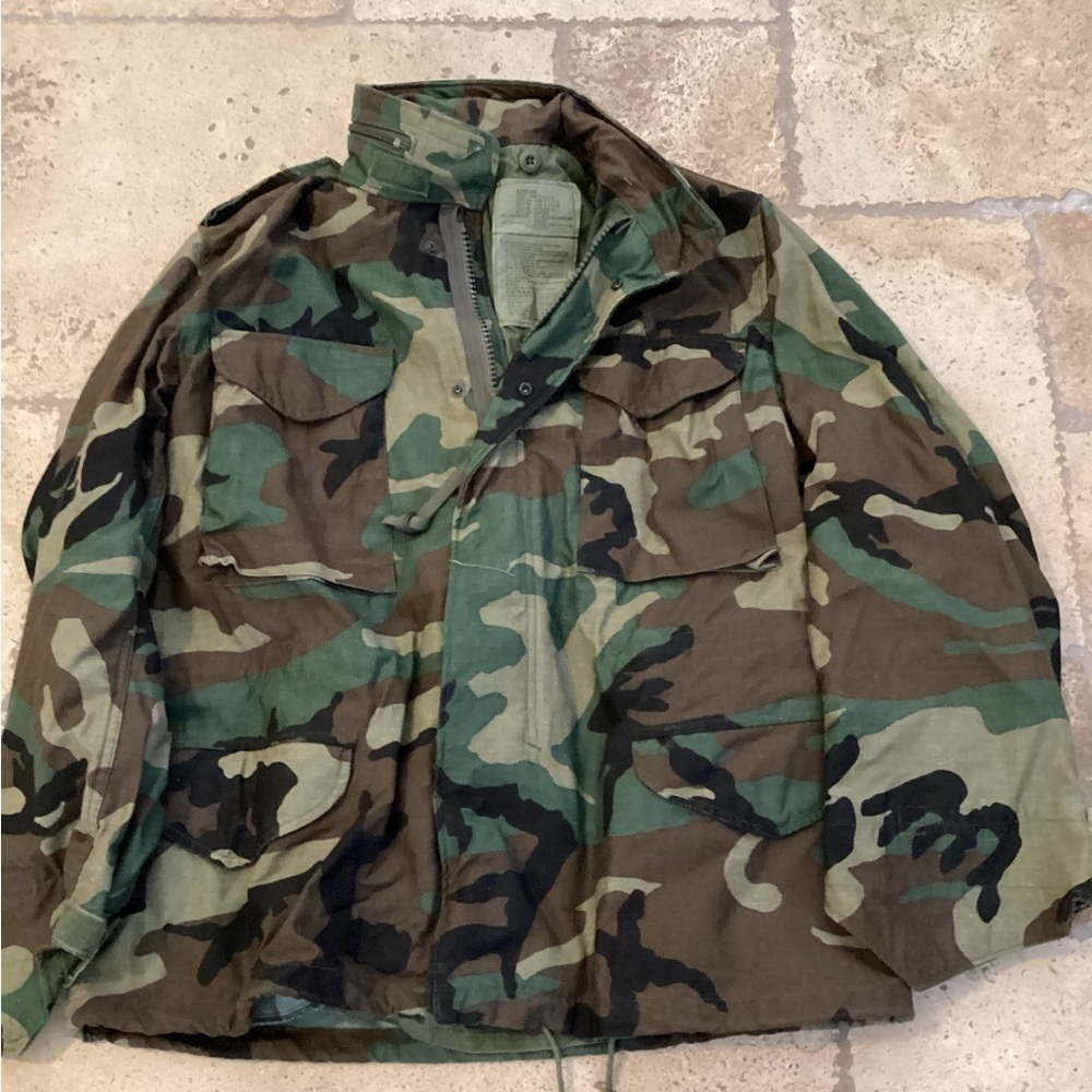 NWOT-M-65 Coat Cold Weather Field Jacket Woodland M81 Camo.SZ M
PIT TO PIT 21”